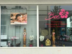 Außenansicht Schaufenster Bee Thaimassage