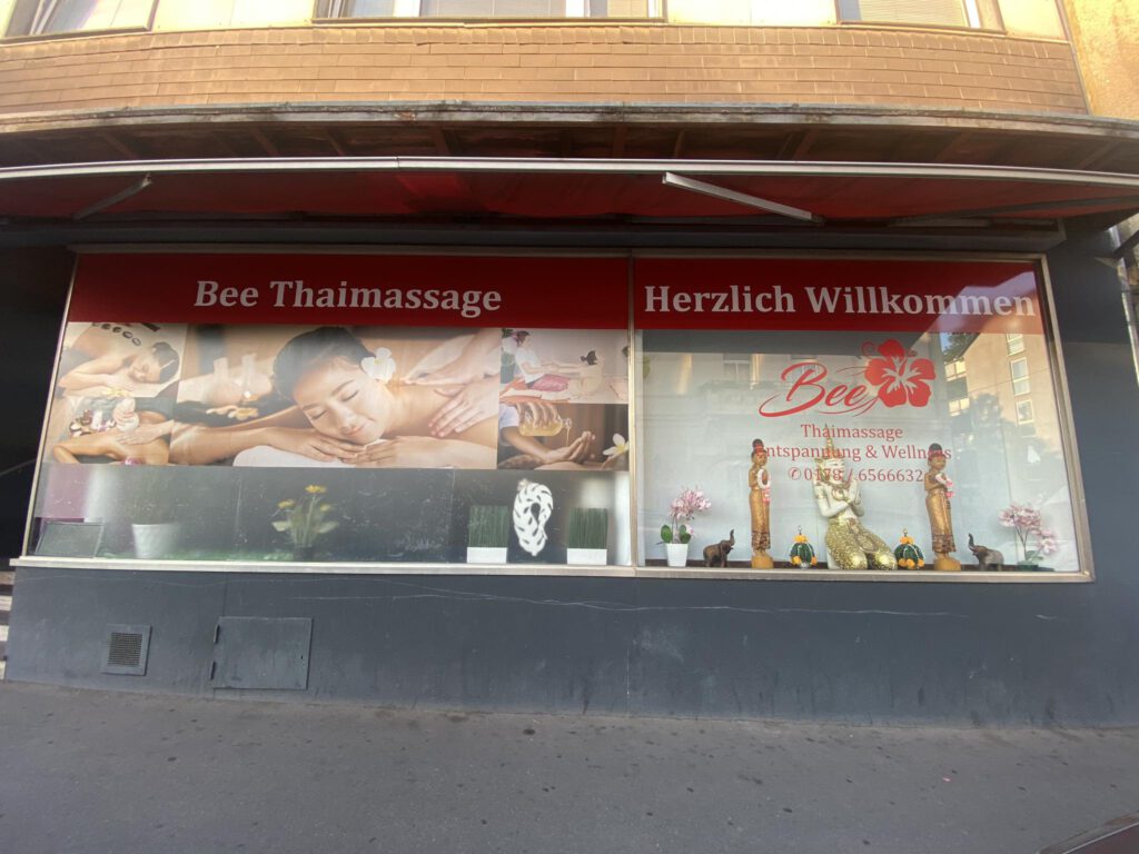 Schaufenster mit Bildern zum Thema Massage, Logo und Telefonnumer